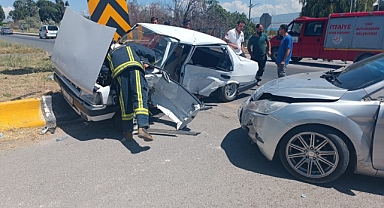 İki araç çarpıştı! 14 kişi yaralandı