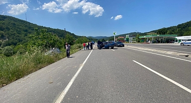 İki araç kafa kafaya çarpıştı: 2 yaralı