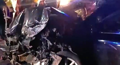 İki otomobil çarpıştı 8 kişi yaralandı