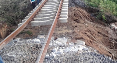 İki tren kafa kafaya çarpıştı: 4 ölü, 22 yaralı