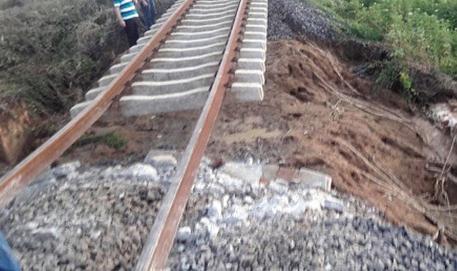 İki tren kafa kafaya çarpıştı: 4 ölü, 22 yaralı