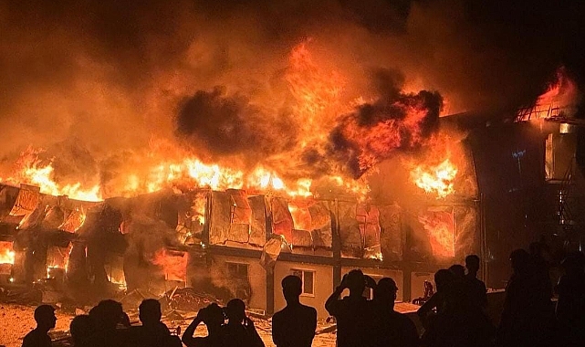 İşçilerin kaldığı 3 katlı prefabrik yatakhane alevlere teslim oldu