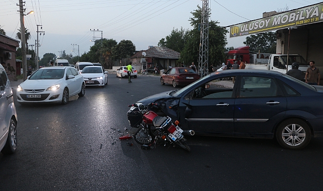 Motosiklet otomobile ok gibi saplandı! O anlar kamerada
