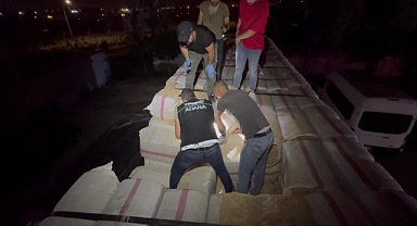 Narkotik polisi saman balyaları arasında 35 kilo esrar ele geçirdi