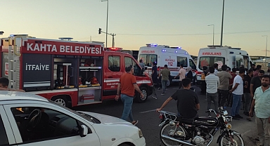 Orta refüje çarpan araç yola savruldu: 5 yaralı