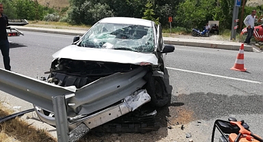 Otomobil bariyerlere çarptı, 3 yaralı