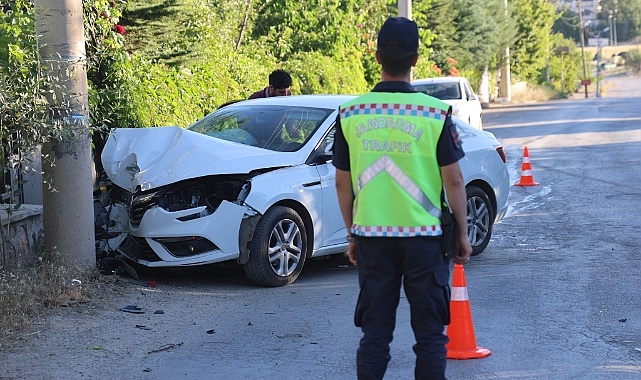 Otomobil beton direğe çarptı: 2 yaralı