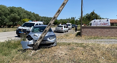 Otomobil direğe çarptı: 3 yaralı