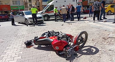 Otomobil ile çarpışan motosikletin sürücüsü yaralandı