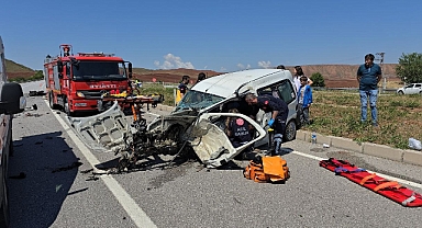 Otomobil ile ticari araç çarpıştı: 7 yaralı