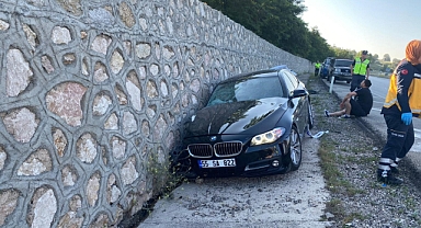 Otomobil istinat duvarına çarptı: 1 ölü, 4 yaralı
