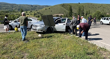 Otomobiller çarpıştı: 2'si çocuk 8 yaralı