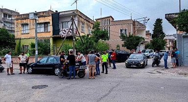 Otomobiller çarpıştı, aracın altında kalan yaya hayatını kaybetti