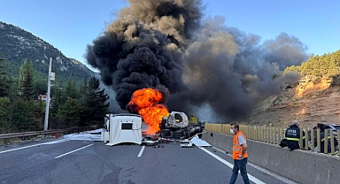 Otoyolda tır yandı: Ulaşım trafiğe kapandı