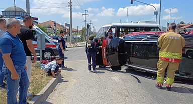 Özel halk otobüsü ile otomobil çarpıştı: Yaralılar var
