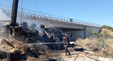 Şanlıurfa'da şarampole devrilen saman yüklü tır alev aldı