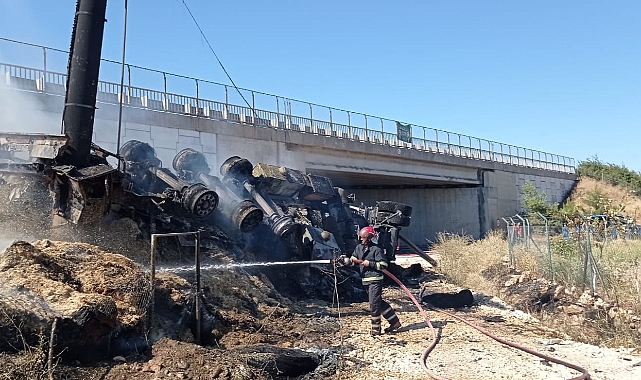 Şanlıurfa'da şarampole devrilen saman yüklü tır alev aldı