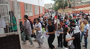 Şanlıurfa'da YKS'ye geç kalan öğrenci ile annesi hüngür hüngür ağladı