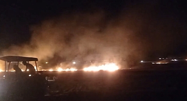 Siverek'te arazi yangını! Köylüler yangına traktörlerle müdahale etti