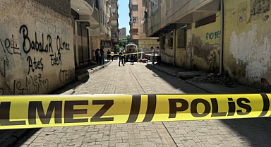 Sokakta yürüyen kadını başından vurarak öldürdü