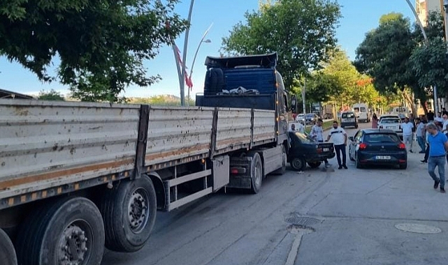 Tır ile otomobil çarpıştığı kaza anı kamerada