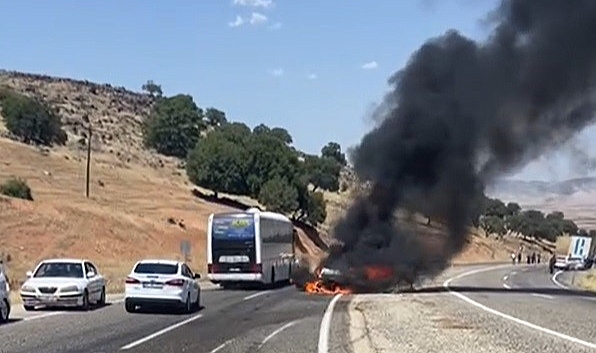 Tıra çarpan otomobil alev aldı: Yaralı var
