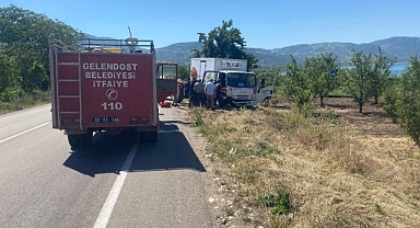 Traktör ile kamyonet çarpıştı: 3 yaralı