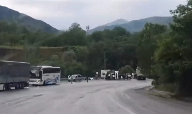 Yolcu otobüsü tırla çarpıştı: 2 ölü, çok sayıda yaralı