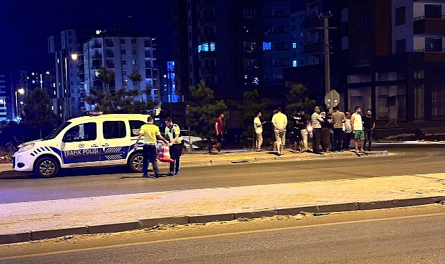Yolun karşısına geçmek isteyen çifte otomobil çarptı: 1’i ağır 2 yaralı