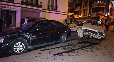 2 otomobil çarpıştı: 5 yaralı
