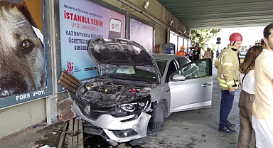 4 aracın karıştığı kazada bir araç durağa daldı: 1 yaralı