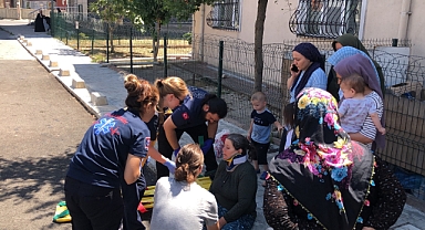 Arabanın yayalara çarptığı anlar kamerada: 2'si çocuk 3 yaralı