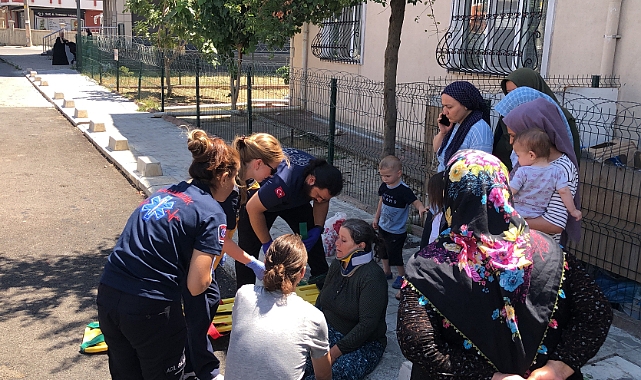 Arabanın yayalara çarptığı anlar kamerada: 2'si çocuk 3 yaralı
