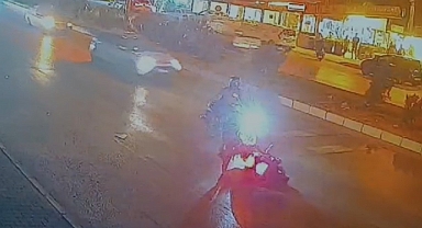 Araçtan akan yağın motosiklet sürücülerini zorladığı anlar kamerada