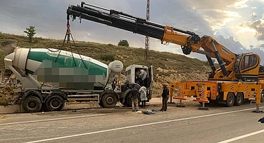 Beton mikseri yola devrildi: 1 ölü