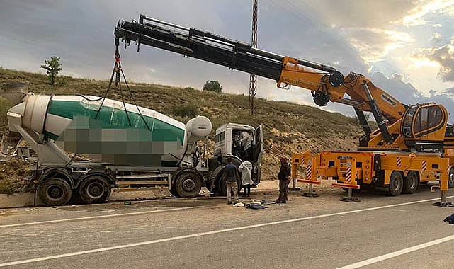 Beton mikseri yola devrildi: 1 ölü