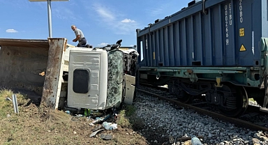 Çankırı'da yük treni ile hafriyat kamyonu çarpıştı: 1 ölü, 3 yaralı
