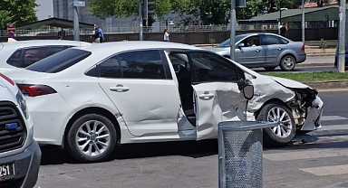 Diyarbakır’da iki otomobil çarpıştı: 2 hafif yaralı
