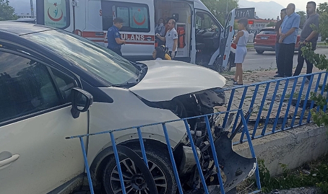 Erzincan'da iki otomobil çarpıştı: 7 yaralı