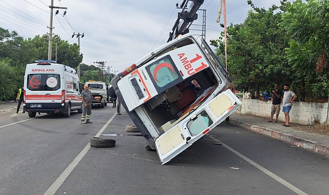 Hatay'da ambulans devrildi: 2 sağlık çalışanı yaralandı