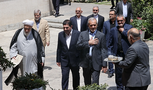 İran'ın yeni Cumhurbaşkanı Pezeşkiyan mazbatasını aldı