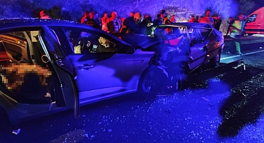 Isparta'da iki otomobil kafa kafaya çarpıştı: 3 ölü, 10 yaralı