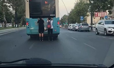 Kahramanmaraş'ta patenli gençlerin tehlikeli yolculuğu kamerada