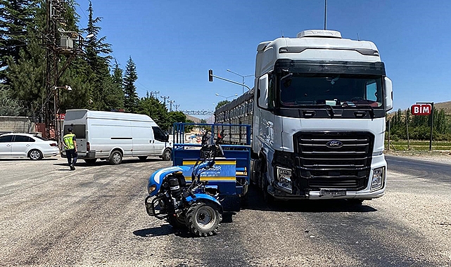 Kamyon ile pat pat motoru çarpıştı:1 yaralı