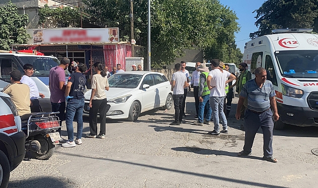 Kamyonet kasasından otomobilin üzerine uçtular: 2 yaralı