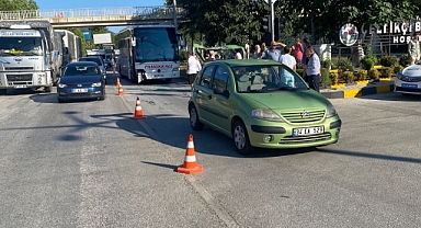 Kırmızı ışıkta bekleyen otomobile yolcu otobüsü çarptı: 3 yaralı