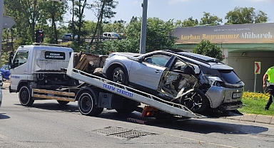 Kırmızı ışıkta geçen minibüs otomobile çarptı: Yaralılar var