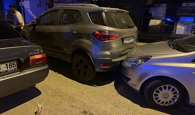 Kontrolden çıkan araç, park halindeki otomobillere çarptı