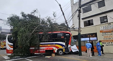 Kontrolden çıkan otobüs yaya geçidine daldı: 1 ölü, 31 yaralı
