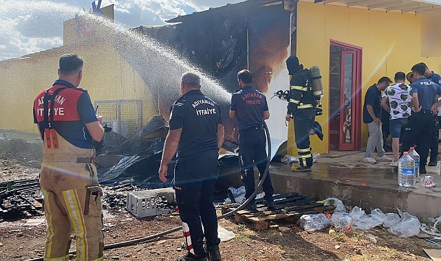 Markette çıkan yangını müşteriler söndürdü
